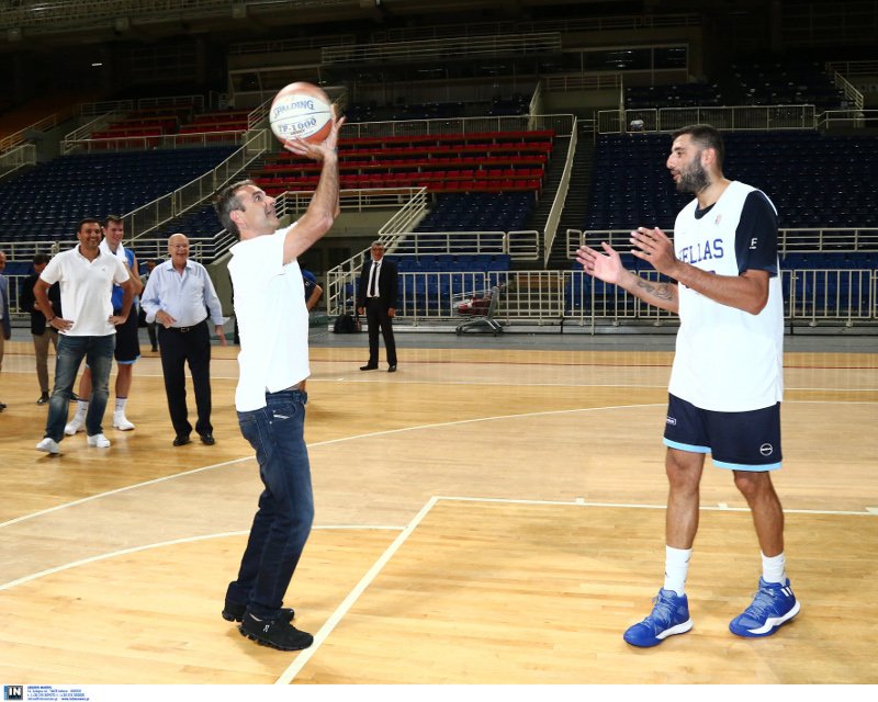 Ο Μητσοτάκης στην προπόνηση της Εθνικής Μπάσκετ: Η χειραψία με Αντετοκούνμπο, οι βολές κόντρα στον Μπουρούση [εικόνες] | iefimerida.gr 0