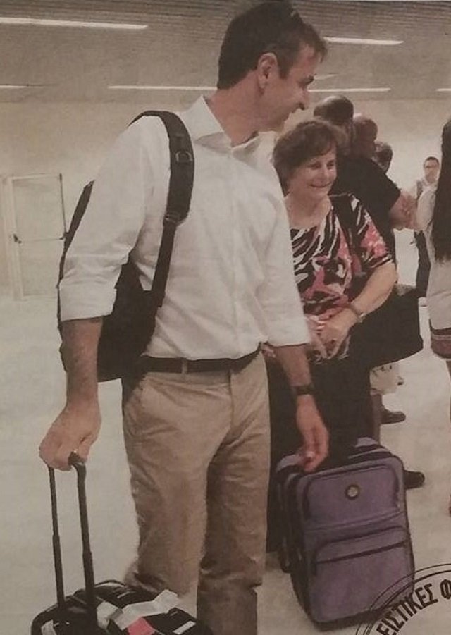 Με διάθεση διακοπών ο Κυριάκος Μητσοτάκης πέταξε για Χανιά [εικόνες] | iefimerida.gr 0