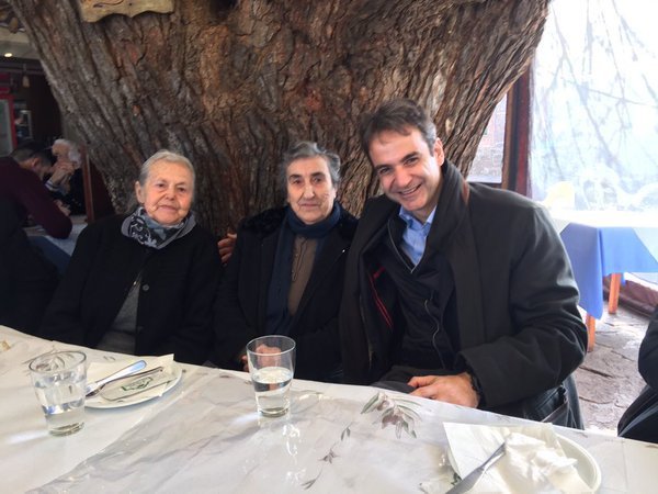 Ο Κυριάκος Μητσοτάκης με τις υποψήφιες για Νόμπελ γιαγιάδες της Λέσβου [εικόνα] | iefimerida.gr 0