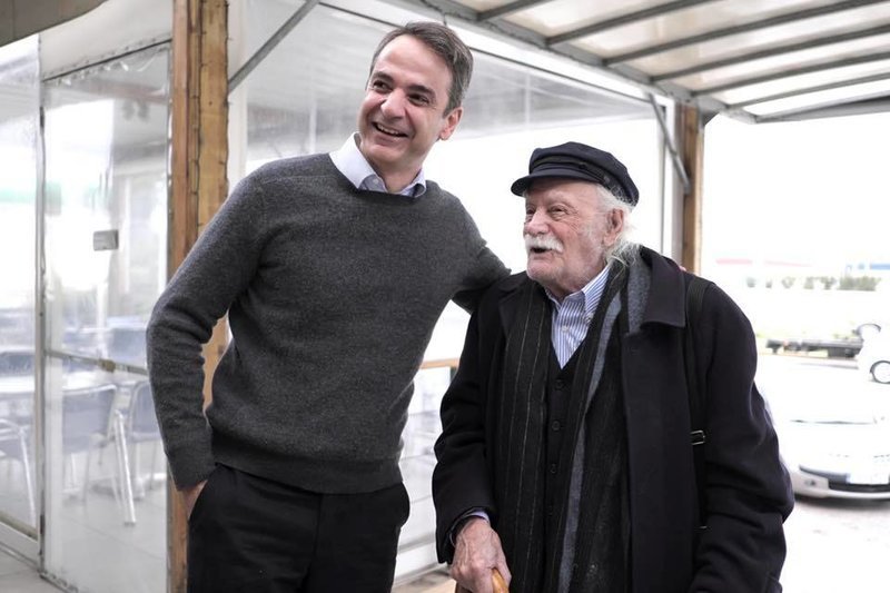 Aπρόσμενη συνάντηση Μητσοτάκη-Γλέζου καθ' οδόν προς την Κατερίνη [εικόνες] | iefimerida.gr 2