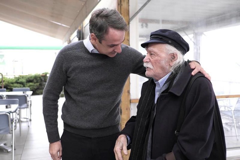 Aπρόσμενη συνάντηση Μητσοτάκη-Γλέζου καθ' οδόν προς την Κατερίνη [εικόνες] | iefimerida.gr 1