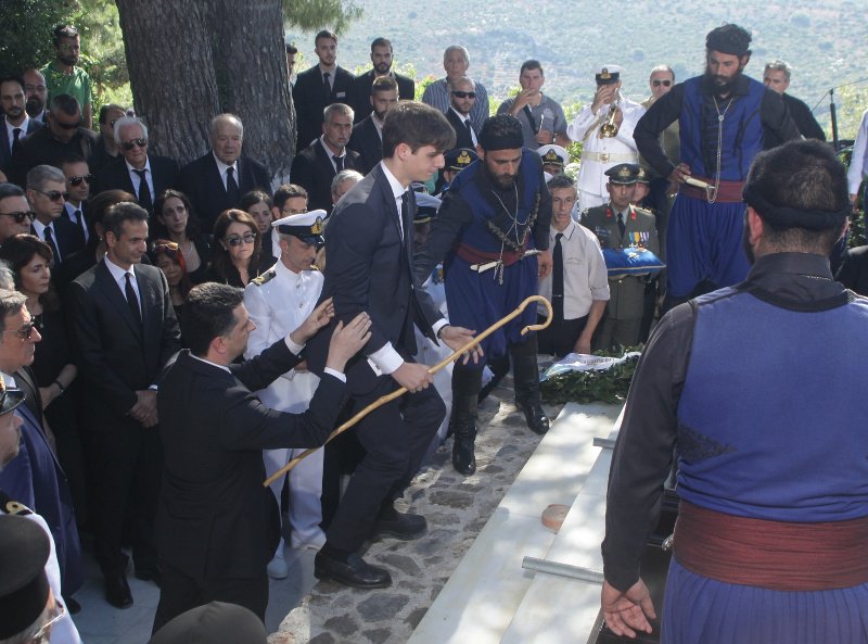 Κωνσταντίνος Μητσοτάκης: Ο αφοσιωμένος Μανούσος, το γράμμα του Γλέζου, οι επικήδειοι, τα ριζίτικα, η κατσούνα -Ο πόνος και η θλίψη μέσα από εικόνες και βίντεο | iefimerida.gr 37