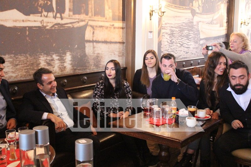 Η βόλτα του Κυριάκου Μητσοτάκη στην αγορά της Μυτιλήνης και ο καφές με φοιτητές [εικόνες] | iefimerida.gr 0