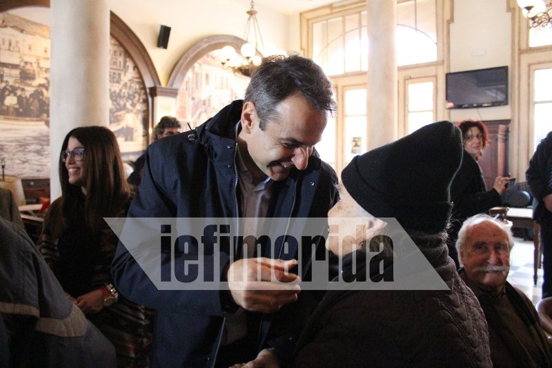 Η βόλτα του Κυριάκου Μητσοτάκη στην αγορά της Μυτιλήνης και ο καφές με φοιτητές [εικόνες] | iefimerida.gr 1