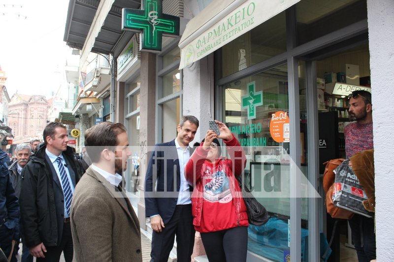 Η βόλτα του Κυριάκου Μητσοτάκη στην αγορά της Μυτιλήνης και ο καφές με φοιτητές [εικόνες] | iefimerida.gr 3