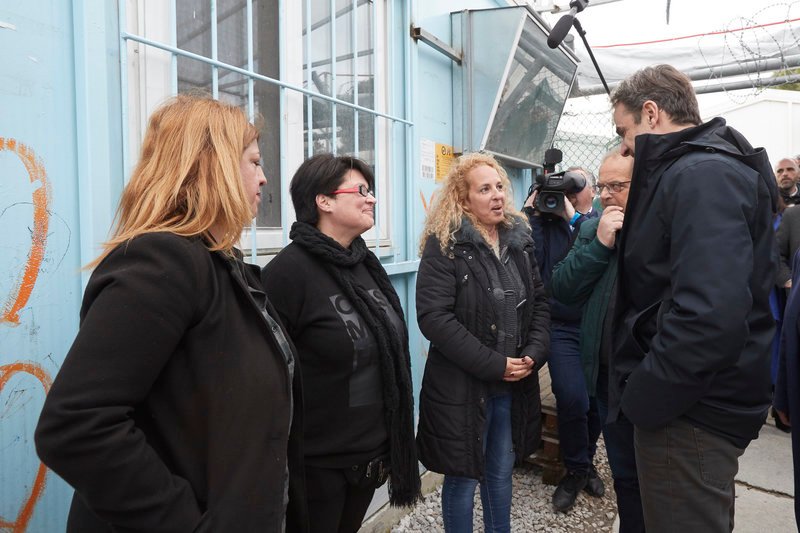 Ο Κυριάκος Μητσοτάκης συνεχάρη τους εργαζομένους στο ΚΥΤ Μόριας