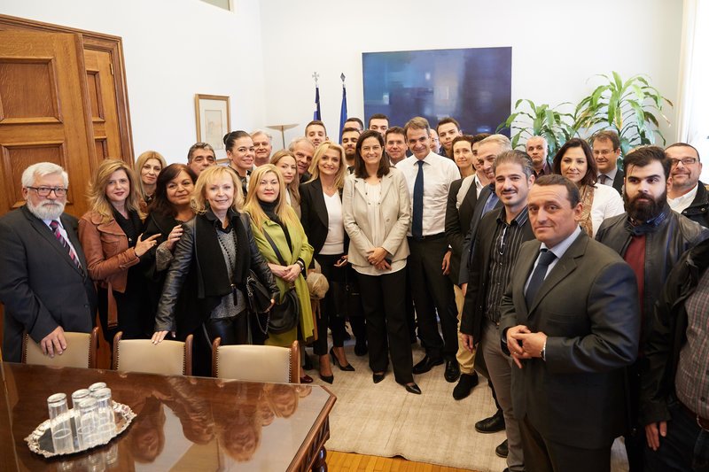 «Ευχαριστούμε πολύ για την υπομονή σας. Εμείς ήμασταν στην ώρα μας», τους είπε ο Πρόεδρος της ΝΔ στους καλεσμένους του