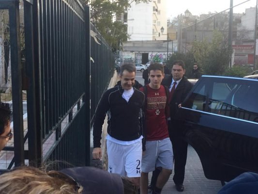 Ο Μητσοτάκης έπαιξε ποδόσφαιρο με τον γιο του κόντρα στην Εθνική Αστέγων [εικόνες] | iefimerida.gr 4