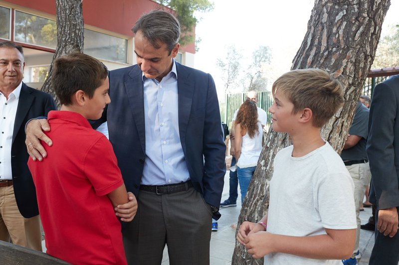 Ο Κυριάκος Μητσοτάκης στο Ειδικό Σχολείο της Ραφήνας που έχει καεί από τη φωτιά [εικόνες] | iefimerida.gr 11