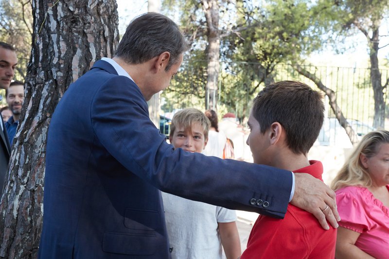 Ο Κυριάκος Μητσοτάκης στο Ειδικό Σχολείο της Ραφήνας που έχει καεί από τη φωτιά [εικόνες] | iefimerida.gr 8