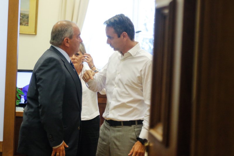 Συνάντηση Μητσοτάκη-Καραμανλή στη Βουλή [εικόνες] | iefimerida.gr 0