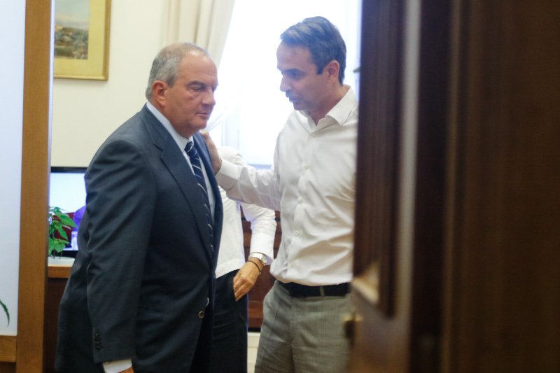 Συνάντηση Μητσοτάκη-Καραμανλή στη Βουλή [εικόνες] | iefimerida.gr 1