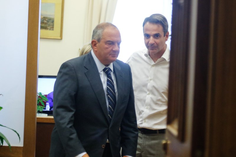 Συνάντηση Μητσοτάκη-Καραμανλή στη Βουλή [εικόνες] | iefimerida.gr 2