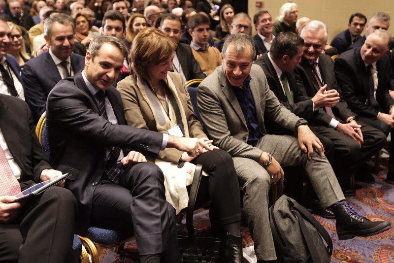 Ο Θεοδωράκης ξαναέβαλε μπλε κορδόνια και ο Μητσοτάκης τον... τσέκαρε [εικόνα]  | iefimerida.gr 0