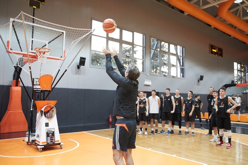 Ο Κυριάκος Μητσοτάκης - με άψογο στιλ -παίζει μπάσκετ στην Πάτρα [εικόνες] | iefimerida.gr 0