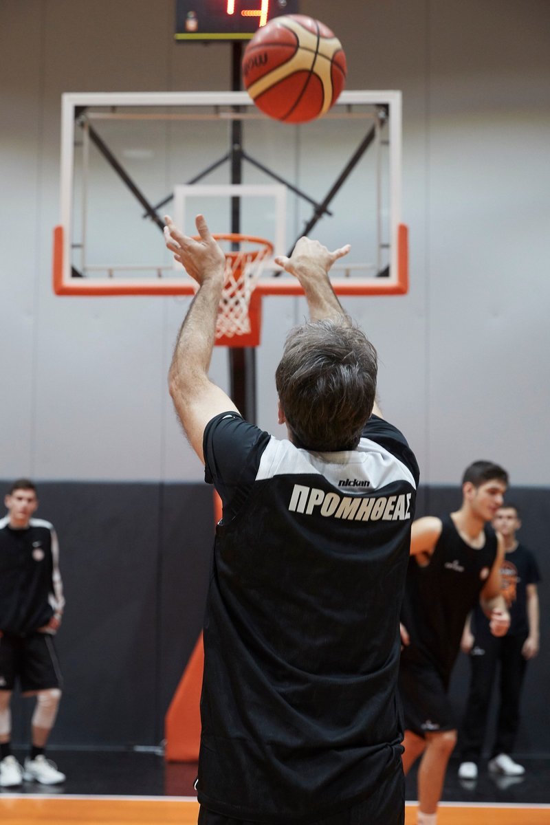 Ο Κυριάκος Μητσοτάκης - με άψογο στιλ -παίζει μπάσκετ στην Πάτρα [εικόνες] | iefimerida.gr 1