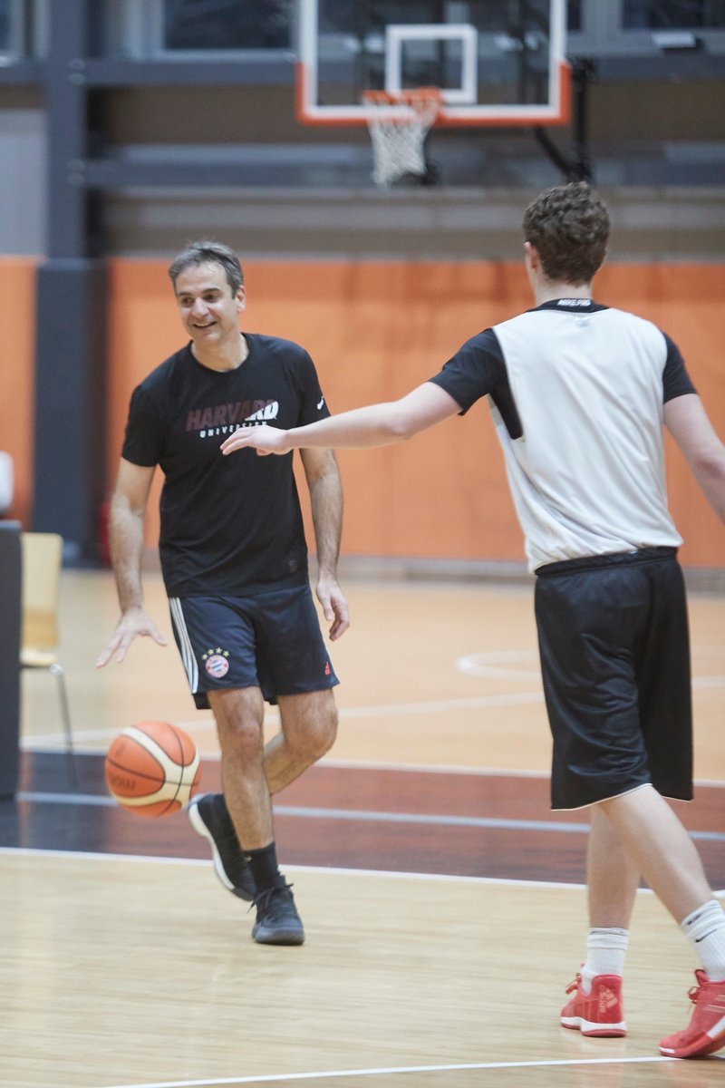 Ο Κυριάκος Μητσοτάκης - με άψογο στιλ -παίζει μπάσκετ στην Πάτρα [εικόνες] | iefimerida.gr 2