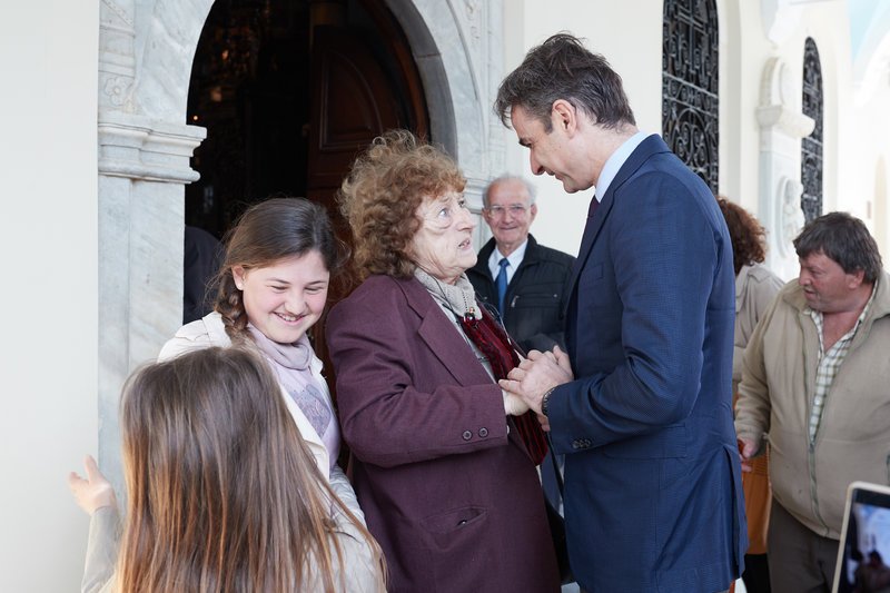 Στην πρώτη Ανάσταση στην Τήνο ο Κυριάκος Μητσοτάκης [εικόνες] | iefimerida.gr 3