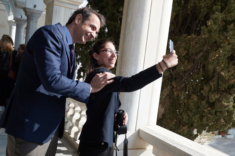 Στην πρώτη Ανάσταση στην Τήνο ο Κυριάκος Μητσοτάκης [εικόνες] | iefimerida.gr 4