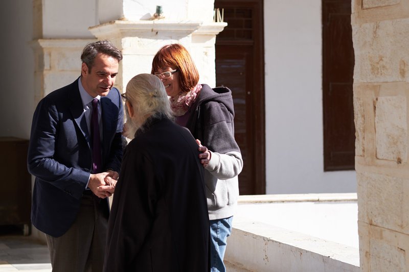 Στην πρώτη Ανάσταση στην Τήνο ο Κυριάκος Μητσοτάκης [εικόνες] | iefimerida.gr 1