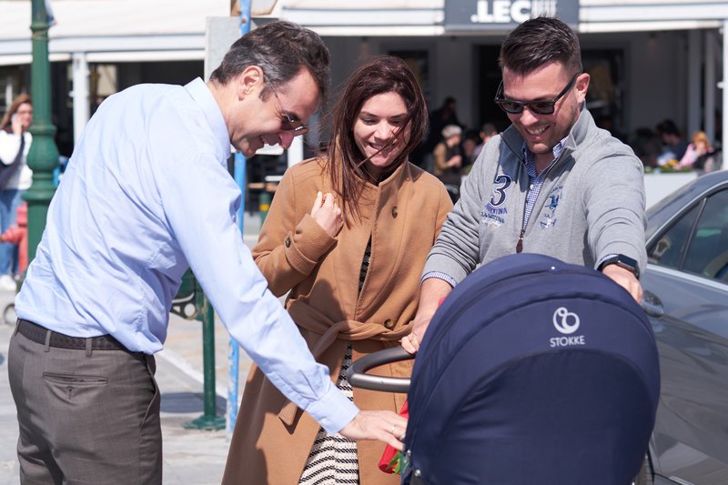 Στην πρώτη Ανάσταση στην Τήνο ο Κυριάκος Μητσοτάκης [εικόνες] | iefimerida.gr 2