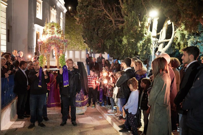 Στο χωριό Καρδιανή της Τήνου για τον Επιτάφιο ο Κυριάκος Μητσοτάκης [εικόνες] | iefimerida.gr 2