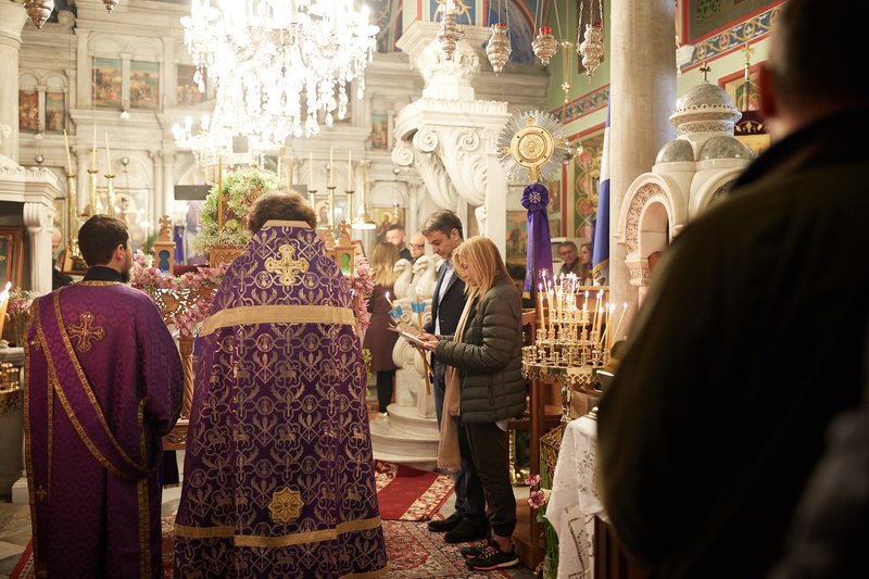 Στο χωριό Καρδιανή της Τήνου για τον Επιτάφιο ο Κυριάκος Μητσοτάκης [εικόνες] | iefimerida.gr 1