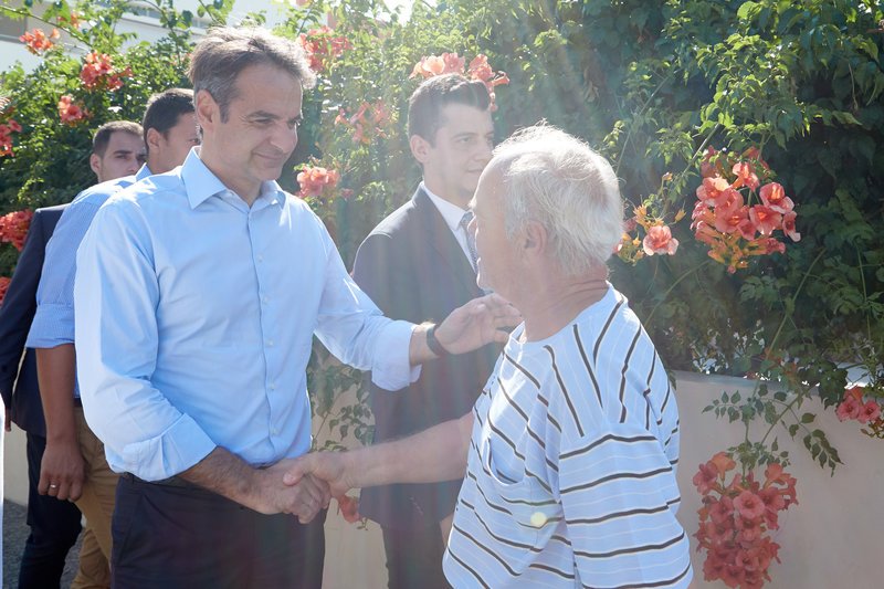 Ο Κυριάκος Μητσοτάκης συνομιλεί με πολίτες