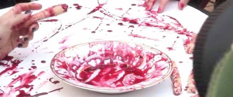 Γδύθηκαν και βάφτηκαν με «αίμα» -Ιδιαίτερη διαδήλωση κατά της κρεατοφαγίας [εικόνες&βίντεο] | iefimerida.gr 0