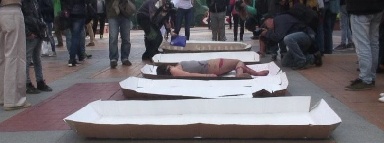 Γδύθηκαν και βάφτηκαν με «αίμα» -Ιδιαίτερη διαδήλωση κατά της κρεατοφαγίας [εικόνες&βίντεο] | iefimerida.gr 1