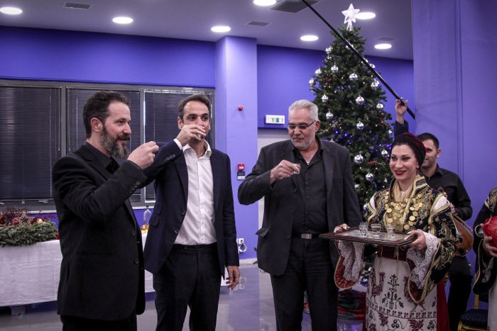 Τα πρωτοχρονιάτικα κάλαντα και οι μαντινάδες με... νόημα στον Κυριάκο Μητσοτάκη [εικόνες] | iefimerida.gr 3