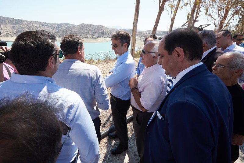 Ο πρόεδρος της ΝΔ συνομιλεί με φορείς