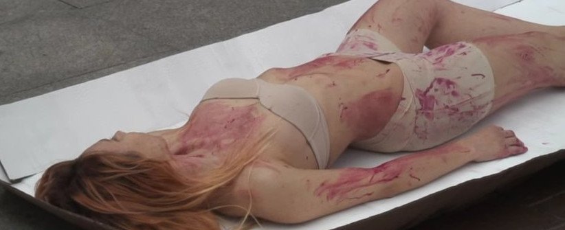 Γδύθηκαν και βάφτηκαν με «αίμα» -Ιδιαίτερη διαδήλωση κατά της κρεατοφαγίας [εικόνες&βίντεο] | iefimerida.gr 3