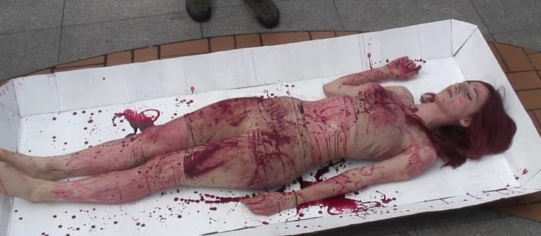 Γδύθηκαν και βάφτηκαν με «αίμα» -Ιδιαίτερη διαδήλωση κατά της κρεατοφαγίας [εικόνες&βίντεο] | iefimerida.gr 4