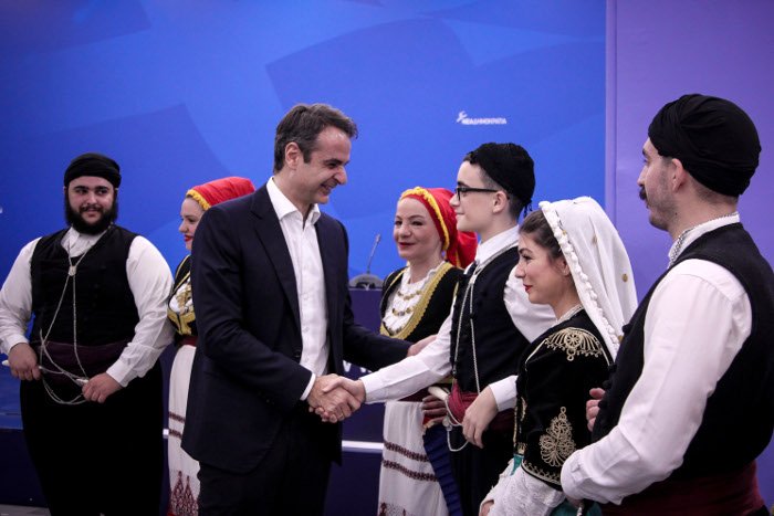 Τα πρωτοχρονιάτικα κάλαντα και οι μαντινάδες με... νόημα στον Κυριάκο Μητσοτάκη [εικόνες] | iefimerida.gr 0