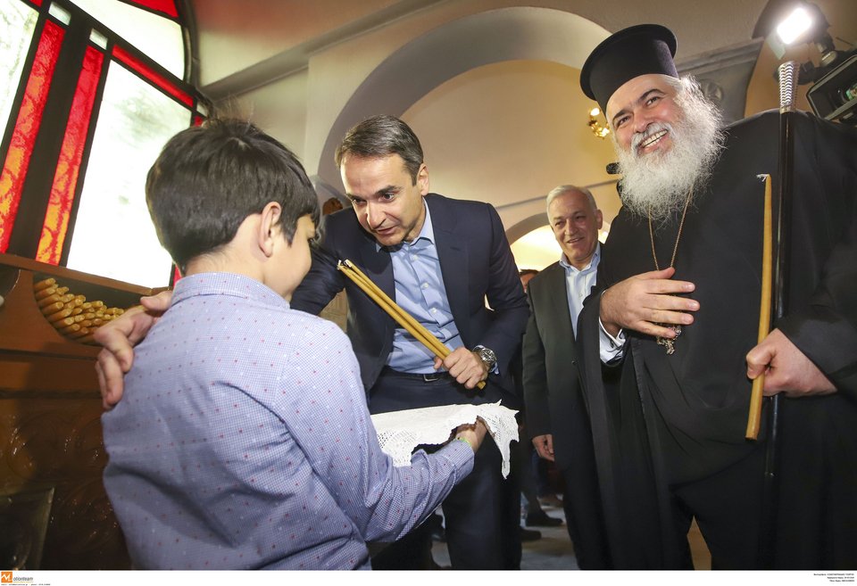 «Ο Φάρος του Κόσμου» λειτουργεί υπό την εποπτεία της τοπικής μητρόπολης, στο υπόγειο του Ι.Ν. Αγίου Νεκταρίου, ως κέντρο νεότητας για τους μικρούς Ρομά, στο Δενδροπόταμο Θεσσαλονίκης.