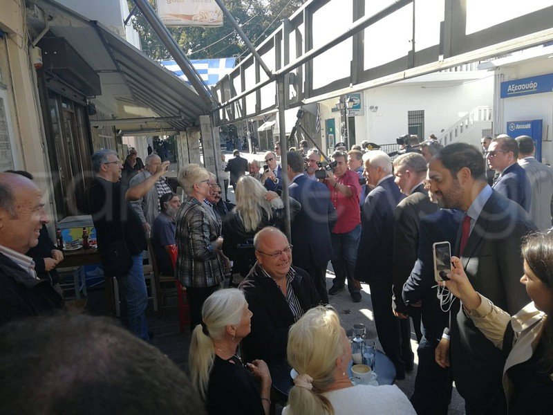 Τσικουδιές και κρητική γραβιέρα για τον Κυριάκο Μητσοτάκη πριν την παρέλαση [εικόνες] | iefimerida.gr 5