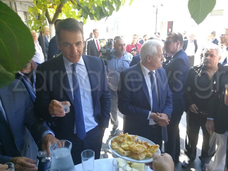 Ο Κυριάκος Μητσοτάκης συνομίλησε με τους ντόπιους στα καφενεία