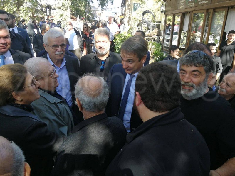 Τσικουδιές και κρητική γραβιέρα για τον Κυριάκο Μητσοτάκη πριν την παρέλαση [εικόνες] | iefimerida.gr 4