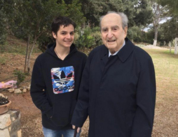 Η ξεχωριστή ευχή του Κυριάκου Μητσοτάκη στον πατέρα και το γιο του [εικόνα] | iefimerida.gr 1