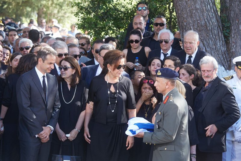 Οι άνθρωποι που φρόντιζαν τον Κων. Μητσοτάκη -Το γοερό τους κλάμα στην κηδεία [εικόνες] | iefimerida.gr 9