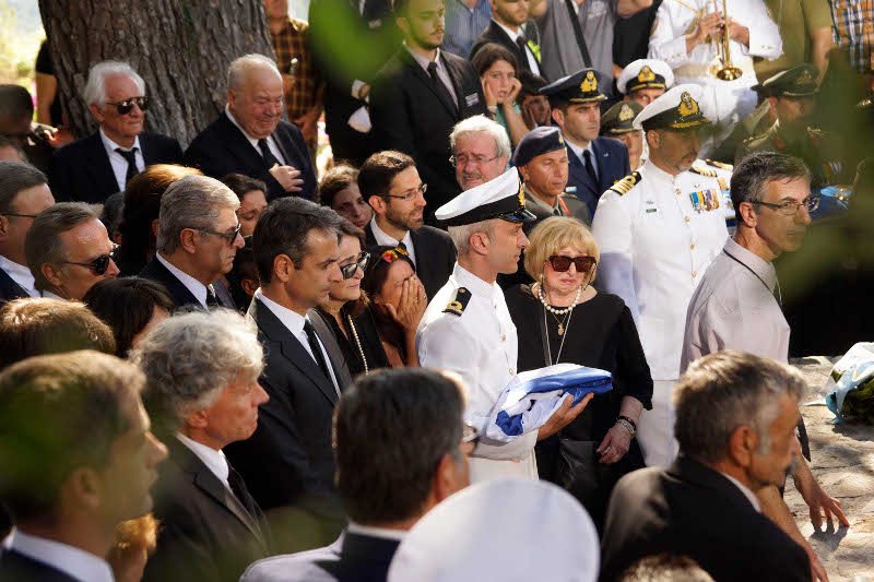 Οι άνθρωποι που φρόντιζαν τον Κων. Μητσοτάκη -Το γοερό τους κλάμα στην κηδεία [εικόνες] | iefimerida.gr 5