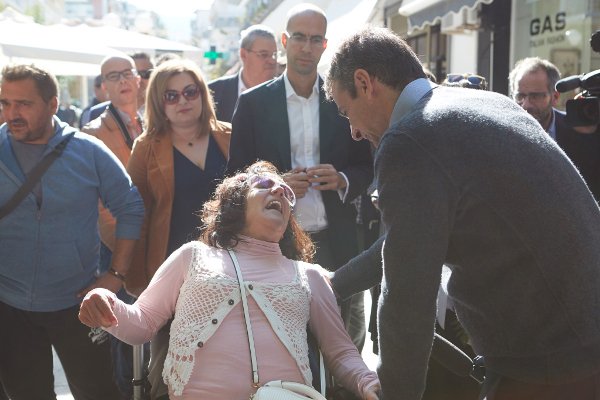 H ιδιαίτερη συνομιλία του Μητσοτάκη στην Ηγουμενίτσα -Τι του ζήτησε μια κοπέλα σε αναπηρικό καροτσάκι [εικόνες] | iefimerida.gr 3