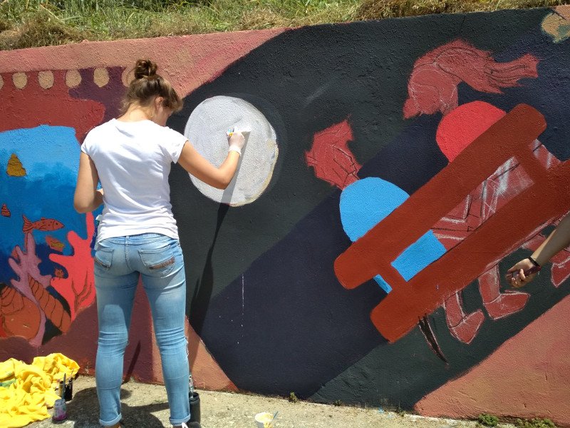 Μαθητές ζωγράφισαν 20 μέτρα τοίχο στο λιμάνι της Νέας Μηχανιώνας [εικόνες] | iefimerida.gr 1