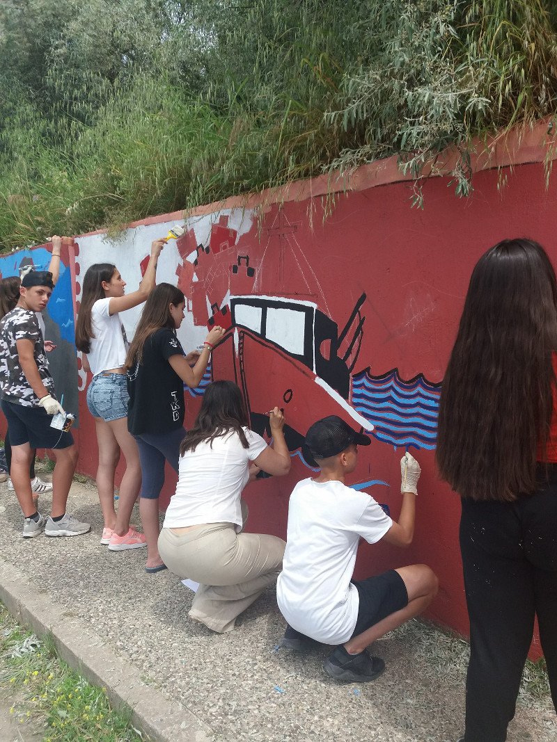 Μαθητές ζωγράφισαν 20 μέτρα τοίχο στο λιμάνι της Νέας Μηχανιώνας [εικόνες] | iefimerida.gr 2