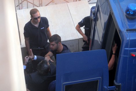 Ενταση μεταξύ χρυσαυγιτών-ΜΑΤ έξω από το Εφετείο κατά την άφιξη Μιχαλολιάκου -Εκτοξεύτηκαν πέτρες και χημικά [εικόνες] | iefimerida.gr 0