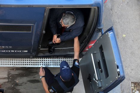 Ενταση μεταξύ χρυσαυγιτών-ΜΑΤ έξω από το Εφετείο κατά την άφιξη Μιχαλολιάκου -Εκτοξεύτηκαν πέτρες και χημικά [εικόνες] | iefimerida.gr 1