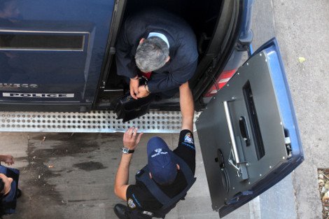 Ενταση μεταξύ χρυσαυγιτών-ΜΑΤ έξω από το Εφετείο κατά την άφιξη Μιχαλολιάκου -Εκτοξεύτηκαν πέτρες και χημικά [εικόνες] | iefimerida.gr 2