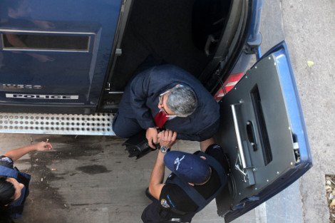 Ενταση μεταξύ χρυσαυγιτών-ΜΑΤ έξω από το Εφετείο κατά την άφιξη Μιχαλολιάκου -Εκτοξεύτηκαν πέτρες και χημικά [εικόνες] | iefimerida.gr 3