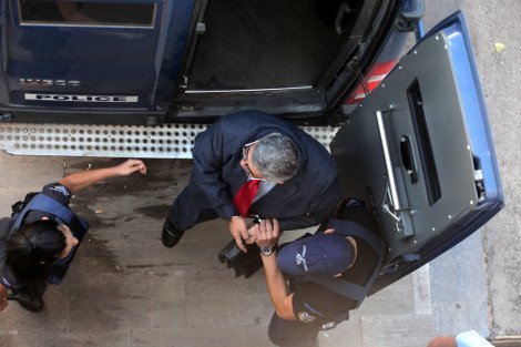 Ενταση μεταξύ χρυσαυγιτών-ΜΑΤ έξω από το Εφετείο κατά την άφιξη Μιχαλολιάκου -Εκτοξεύτηκαν πέτρες και χημικά [εικόνες] | iefimerida.gr 4